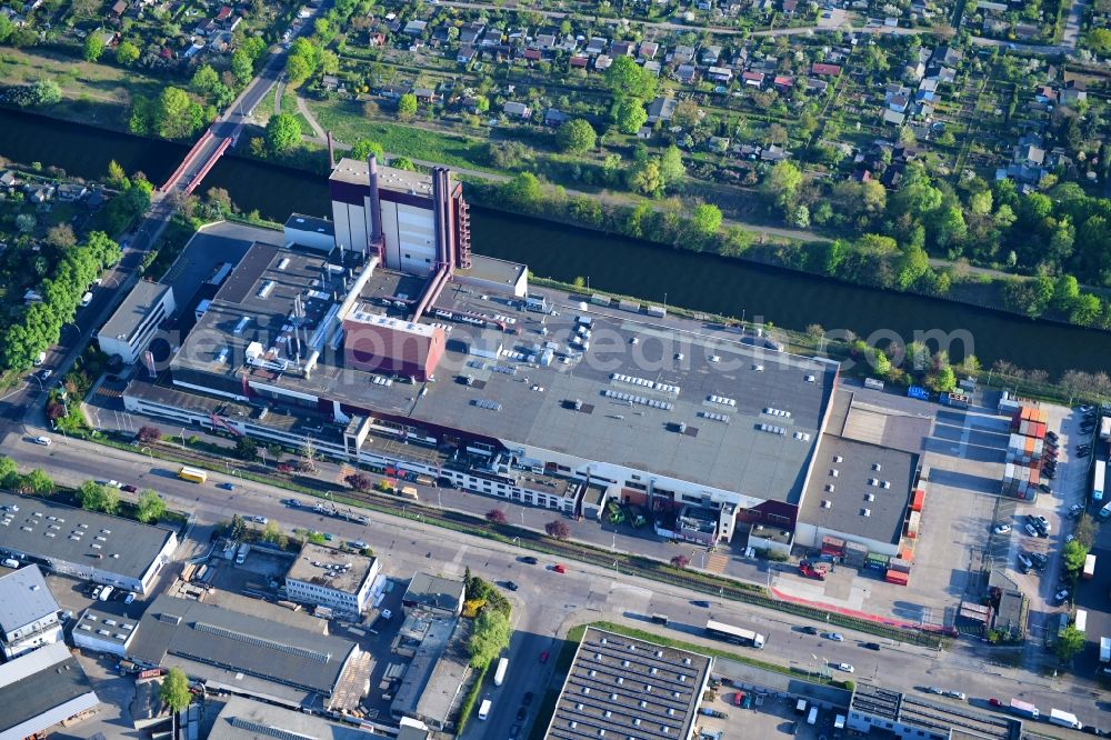 Berlin from the bird's eye view: Building and production halls on the premises of Kaffeegrosshaendler Jacobs Douwe Egberts in Berlin, Germany