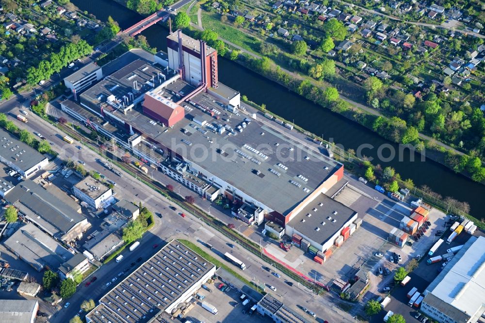 Aerial image Berlin - Building and production halls on the premises of Kaffeegrosshaendler Jacobs Douwe Egberts in Berlin, Germany