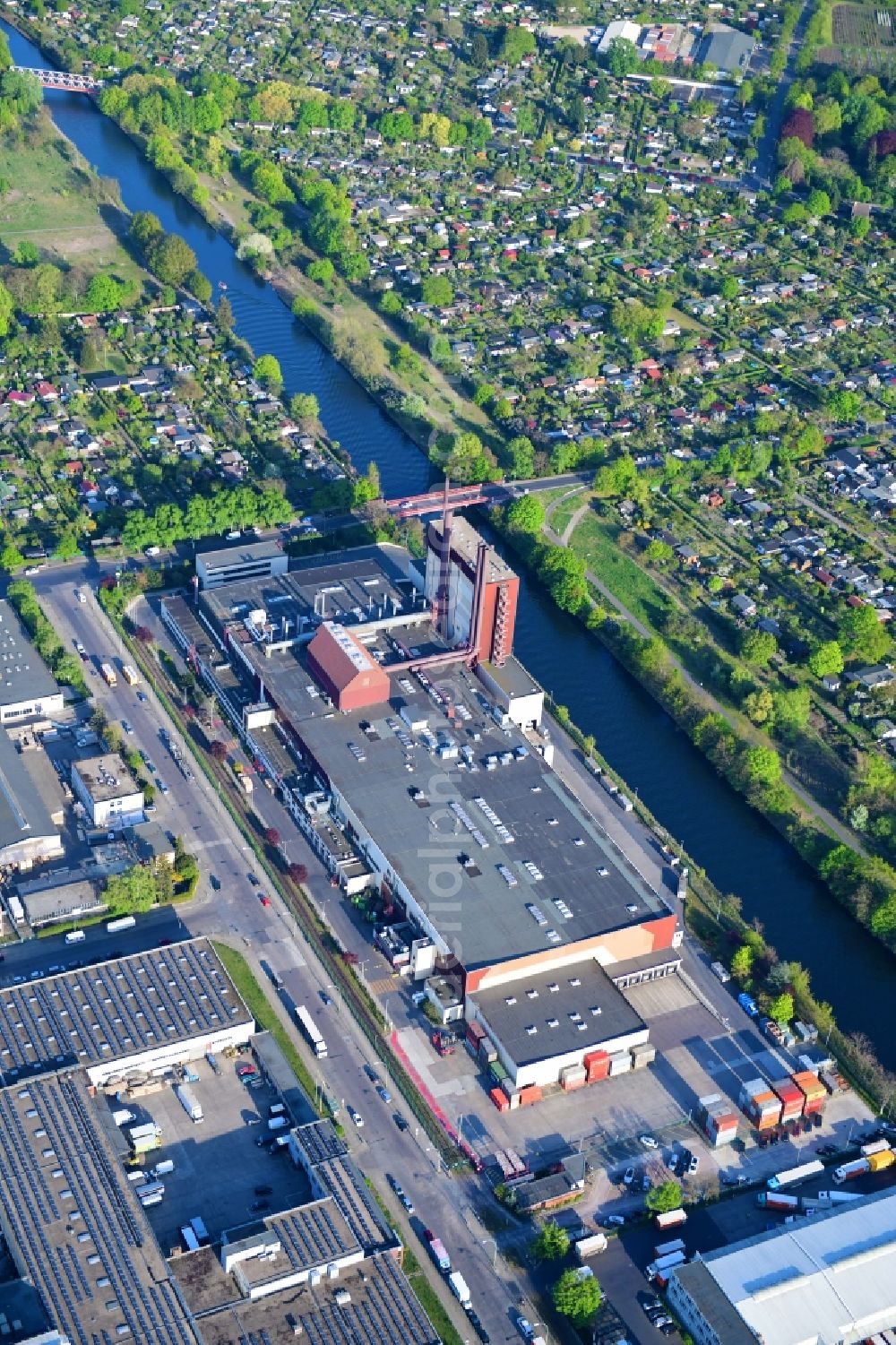 Aerial photograph Berlin - Building and production halls on the premises of Kaffeegrosshaendler Jacobs Douwe Egberts in Berlin, Germany