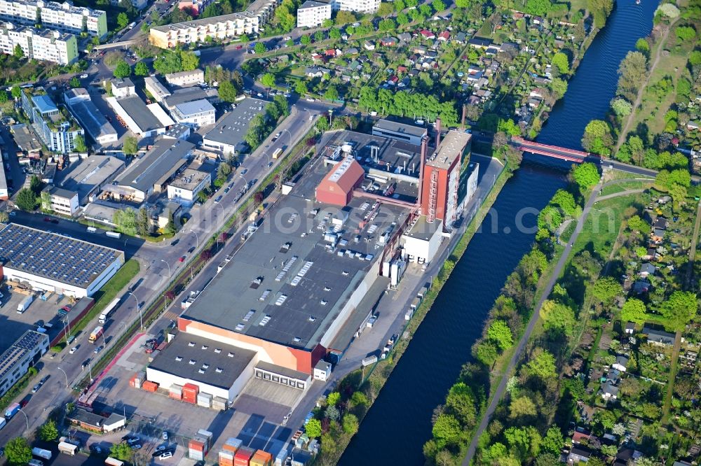 Berlin from above - Building and production halls on the premises of Kaffeegrosshaendler Jacobs Douwe Egberts in Berlin, Germany