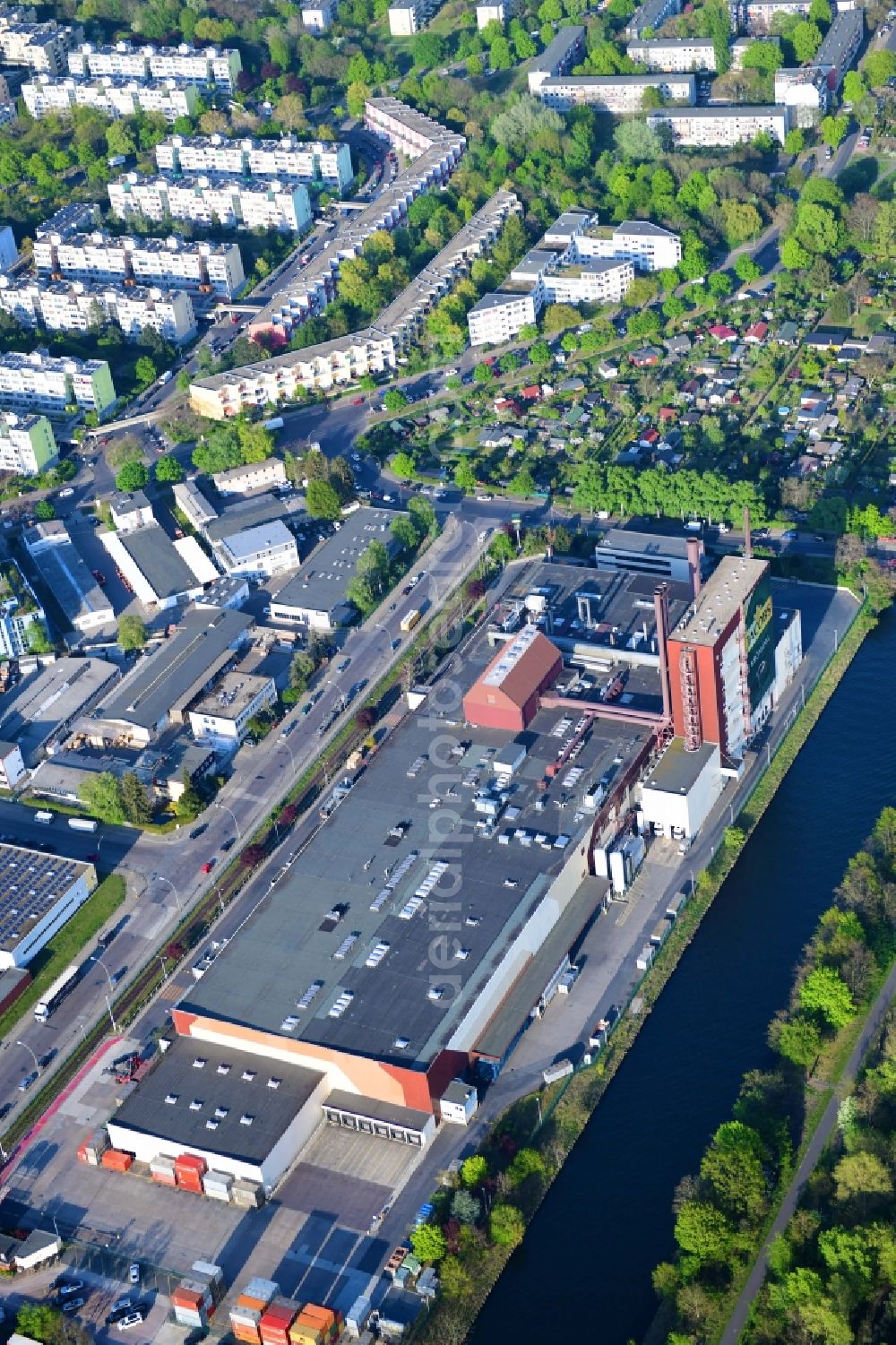 Berlin from the bird's eye view: Building and production halls on the premises of Kaffeegrosshaendler Jacobs Douwe Egberts in Berlin, Germany