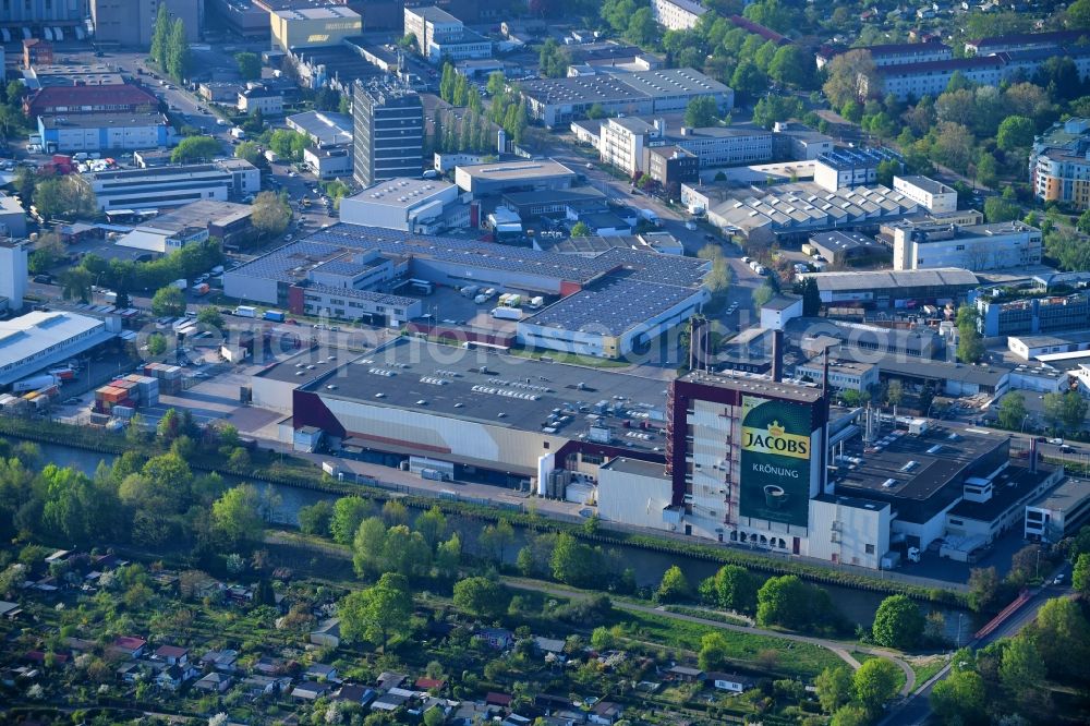 Aerial image Berlin - Building and production halls on the premises of Kaffeegrosshaendler Jacobs Douwe Egberts in Berlin, Germany