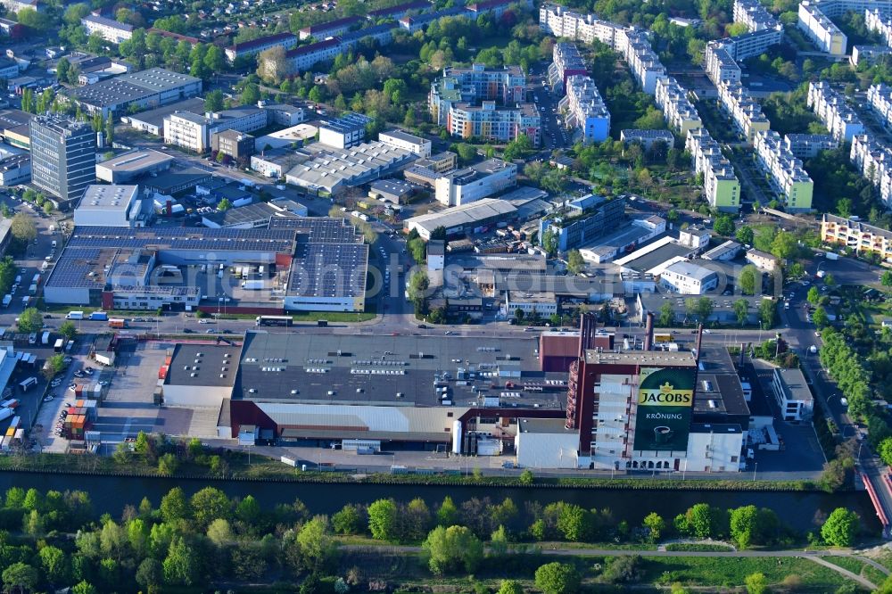 Aerial image Berlin - Building and production halls on the premises of Kaffeegrosshaendler Jacobs Douwe Egberts in Berlin, Germany