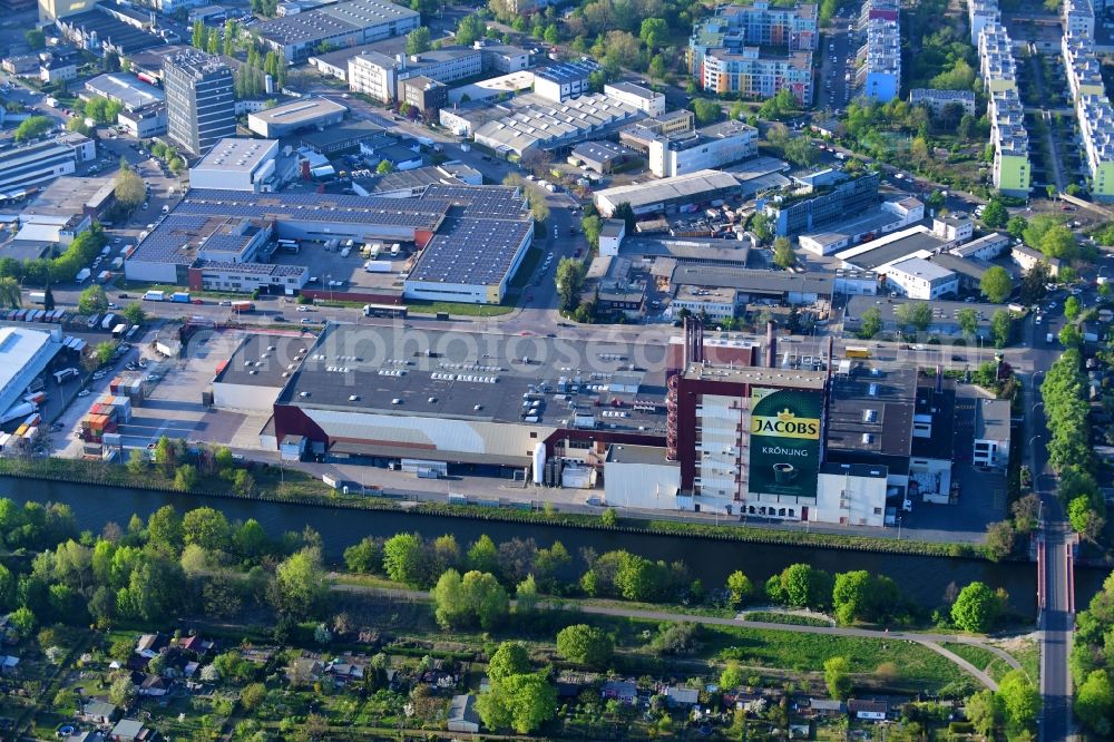 Aerial photograph Berlin - Building and production halls on the premises of Kaffeegrosshaendler Jacobs Douwe Egberts in Berlin, Germany