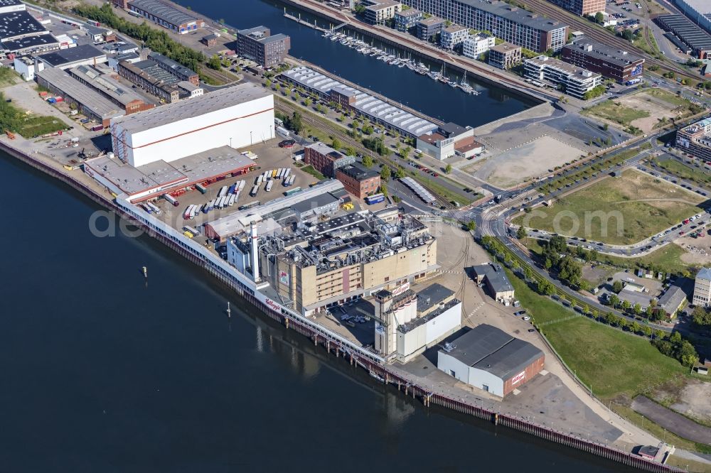 Aerial image Bremen - Building and production halls on the premises Kellogg Manufacturing GmbH & Co. KG Auf der Muggenburg on the river bank of Weser in the district Ueberseestadt in Bremen, Germany