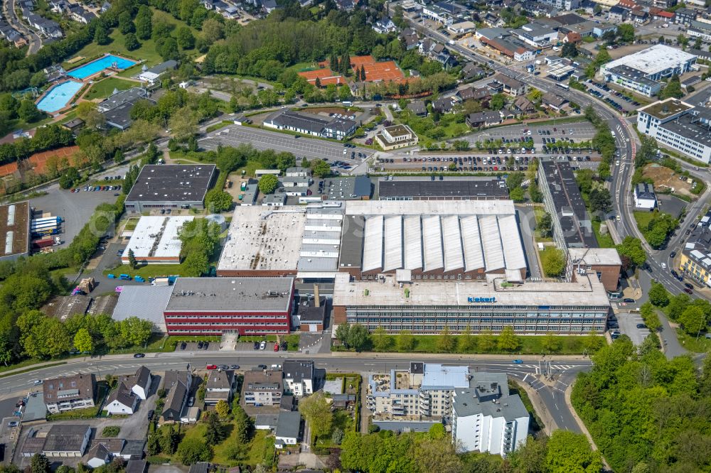 Aerial photograph Heiligenhaus - Building and production halls on the premises Kiekert AG on street Ratinger Strasse in Heiligenhaus at Ruhrgebiet in the state North Rhine-Westphalia, Germany