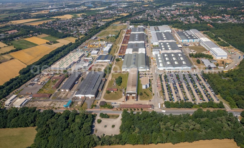 Voerde (Niederrhein) from above - Building and production halls on the premises of Knauf Interfer SE Am Industriepark in the district Friedrichsfeld in Voerde (Niederrhein) in the state North Rhine-Westphalia