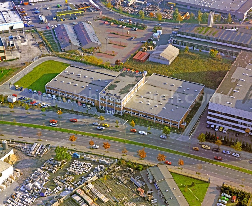 Aerial photograph Berlin - Building and production halls on the premises of Kraecker GmbH on Nahmitzer Donm in the district Marienfelde in Berlin, Germany