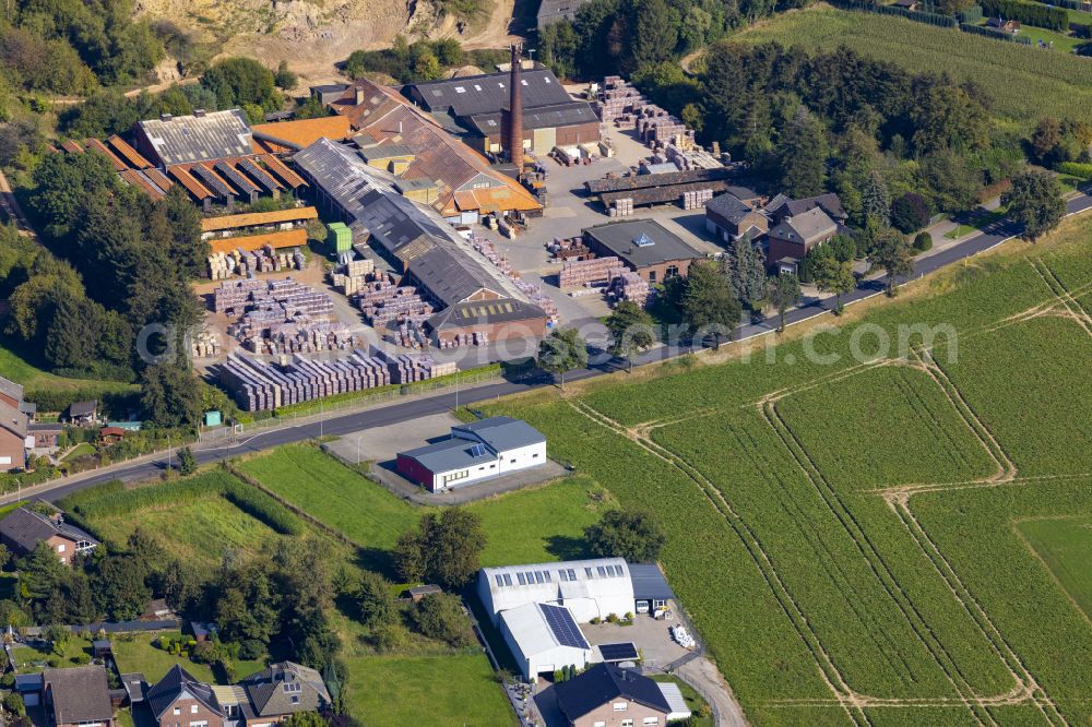 Aerial photograph Körrenzig - Buildings and production halls for brick and clinker works on the factory premises of Coenen GmbH & Co. KG on Glimbacher Strasse in Linnich district of Koerrenzig in the federal state of North Rhine-Westphalia, Germany