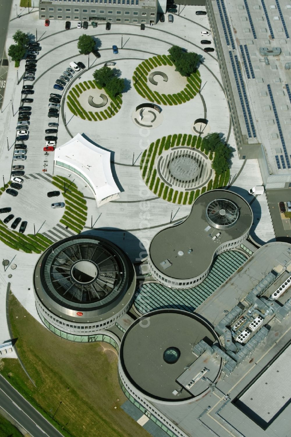 Wetzlar from above - Building and production halls on the premises of LEICA WELT IM LEITZ-PARK in Wetzlar in the state Hesse, Germany