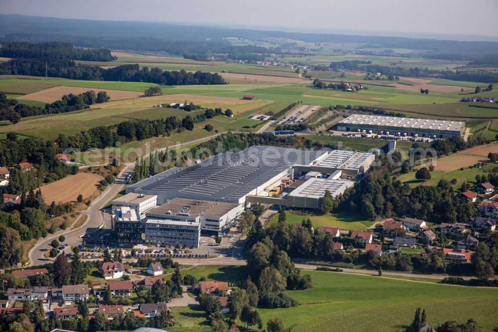 Aerial photograph Ochsenhausen - Building and production halls on the premises Liebherr-Hausgeraete Ochsenhausen GmbH Liebherr-Hausgeraete-Kundenzentrum on Memminger Str in Ochsenhausen in the state Baden-Wuerttemberg, Germany