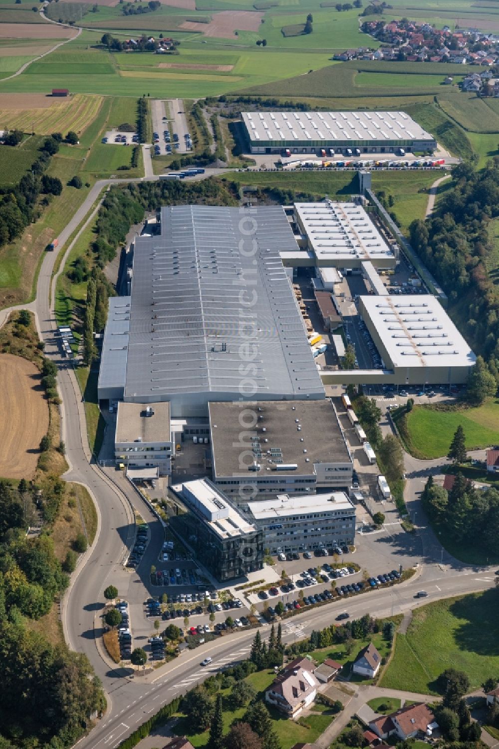 Aerial photograph Ochsenhausen - Building and production halls on the premises Liebherr-Hausgeraete Ochsenhausen GmbH Liebherr-Hausgeraete-Kundenzentrum on Memminger Str in Ochsenhausen in the state Baden-Wuerttemberg, Germany