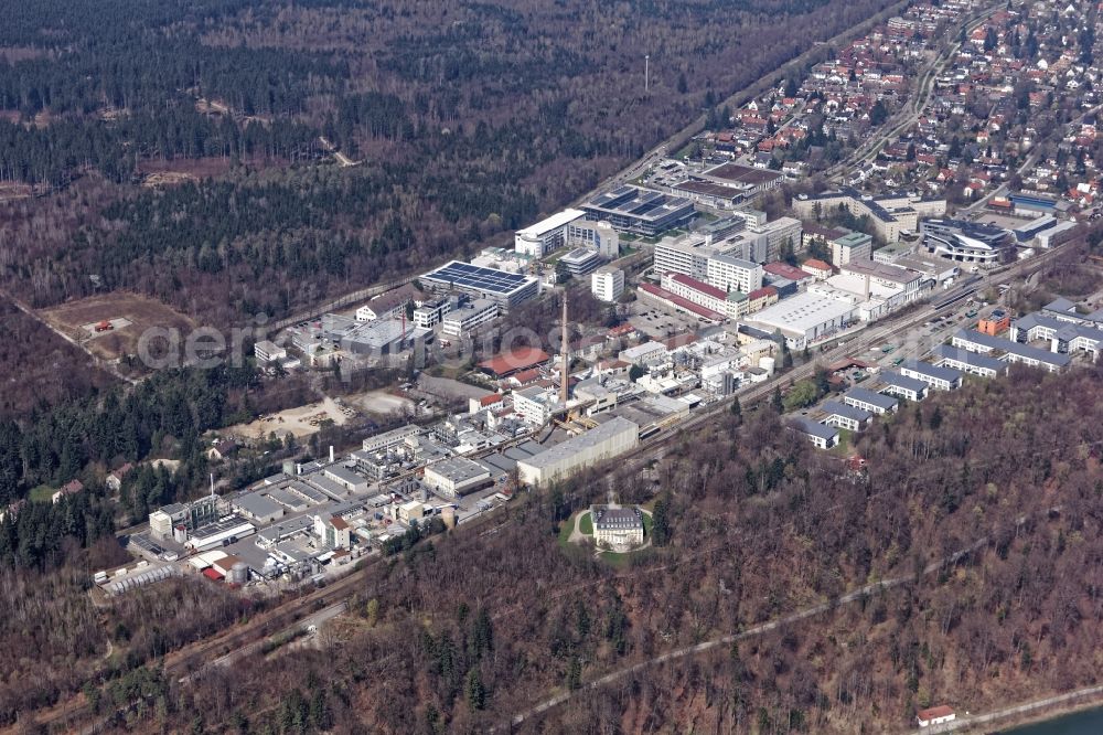 Pullach im Isartal from the bird's eye view: Building and production halls on the premises of Linde and United Initiators in the district Hoellriegelskreuth in Pullach im Isartal in the state Bavaria