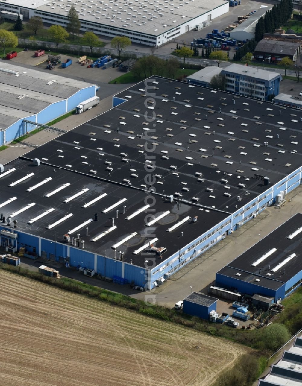 Einbeck from the bird's eye view: Building and production halls on the premises of mbw GmbH metallveredelung on Hullerser Landstrasse in Einbeck in the state Lower Saxony