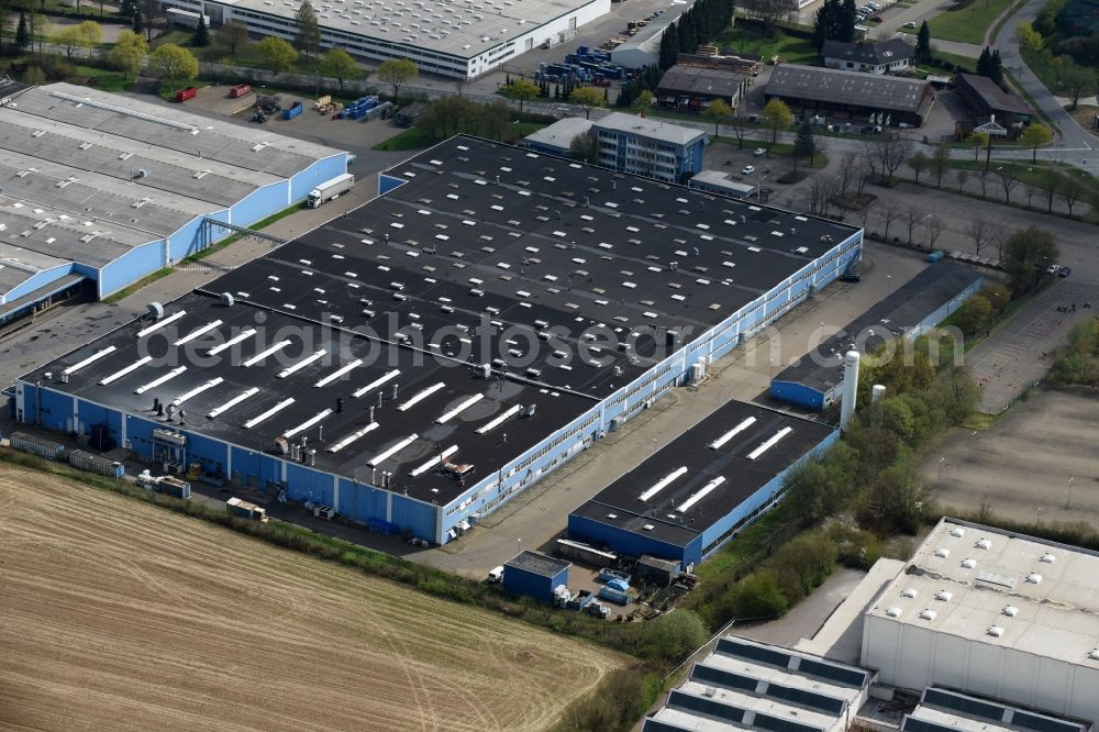 Aerial image Einbeck - Building and production halls on the premises of mbw GmbH metallveredelung on Hullerser Landstrasse in Einbeck in the state Lower Saxony