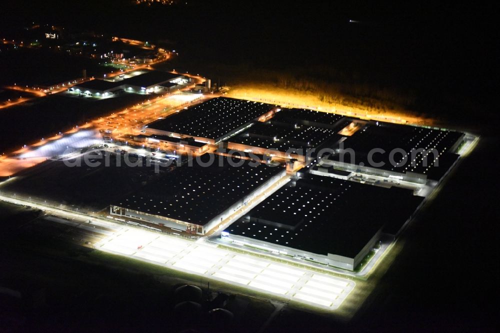 Kölleda from above - Night view Building and production halls on the premises of MDC Power GmbH on Rudolf-Caracciola-Strasse in Koelleda in the state Thuringia