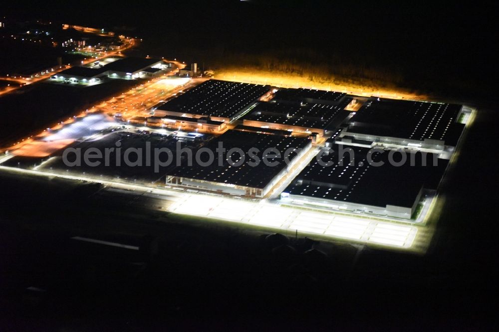 Aerial photograph Kölleda - Night view Building and production halls on the premises of MDC Power GmbH on Rudolf-Caracciola-Strasse in Koelleda in the state Thuringia