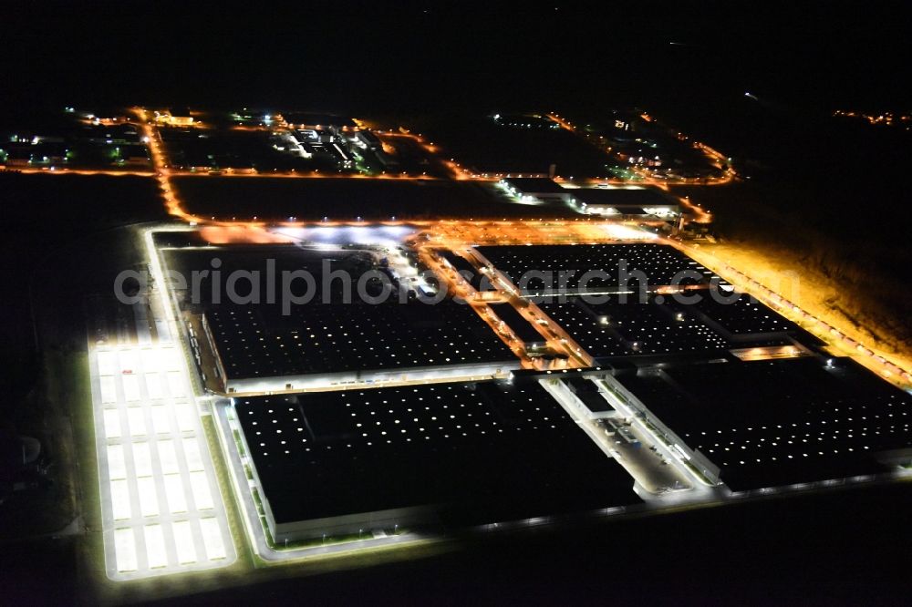 Kölleda from above - Night view Building and production halls on the premises of MDC Power GmbH on Rudolf-Caracciola-Strasse in Koelleda in the state Thuringia