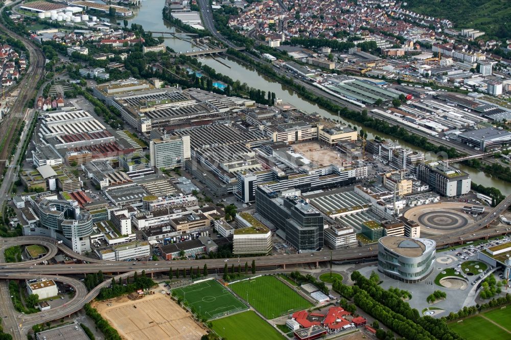 Aerial photograph Stuttgart - Building and production halls on the premises of Merceof-Benz Nieoflassung on Ufer of Neckar in the district Untertuerkheim in Stuttgart in the state Baden-Wurttemberg, Germany