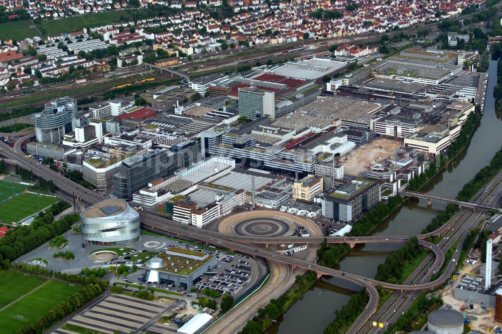 Stuttgart from the bird's eye view: Building and production halls on the premises of Merceof-Benz Nieoflassung on Ufer of Neckar in the district Untertuerkheim in Stuttgart in the state Baden-Wurttemberg, Germany