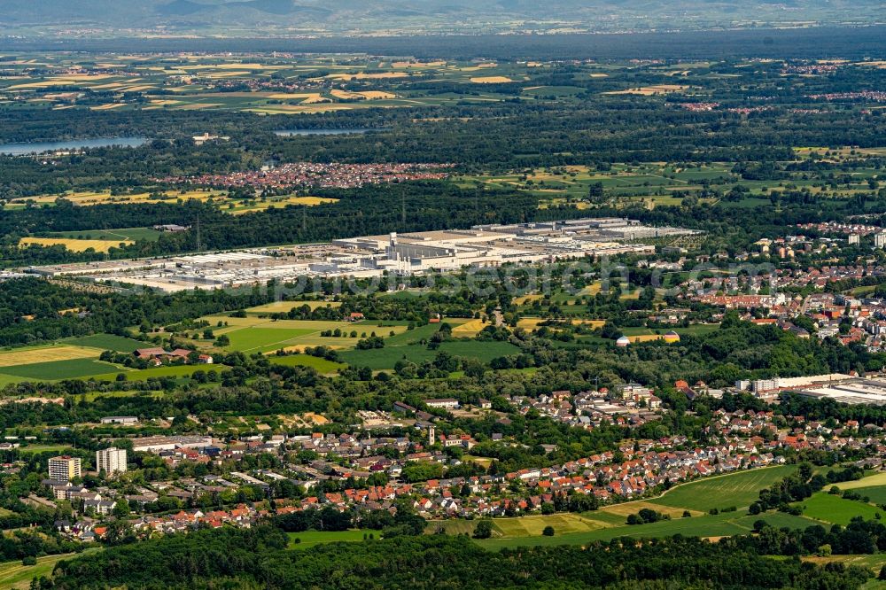 Aerial image Rastatt - Building and production halls on the premises of Mercedes Benz factory Rastatt in Rastatt in the state Baden-Wuerttemberg, Germany