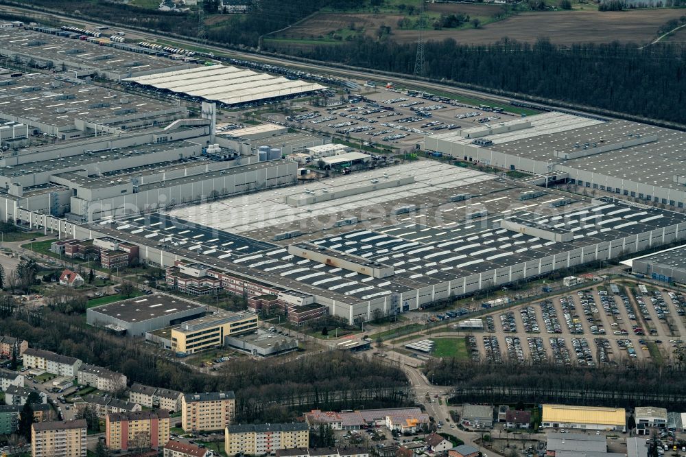 Aerial photograph Rastatt - Building and production halls on the premises of Mercedes Benz factory Rastatt at sun-rise in Rastatt in the state Baden-Wuerttemberg, Germany