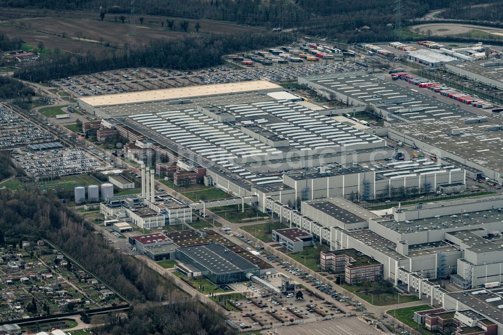 Aerial photograph Rastatt - Building and production halls on the premises of Mercedes Benz factory Rastatt at sun-rise in Rastatt in the state Baden-Wuerttemberg, Germany