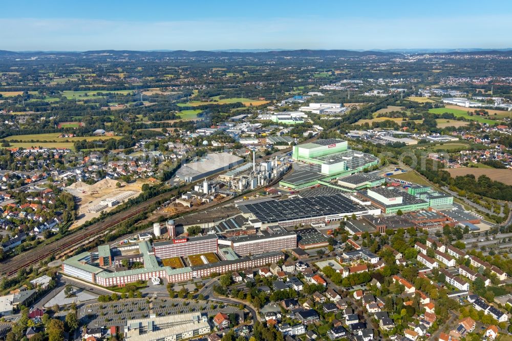 Aerial photograph Gütersloh - Building and production halls on the premises of Miele Vertriebsgesellschaft Deutschland KG on Carl-Miele-Strasse in the district Spexard in Guetersloh in the state North Rhine-Westphalia, Germany