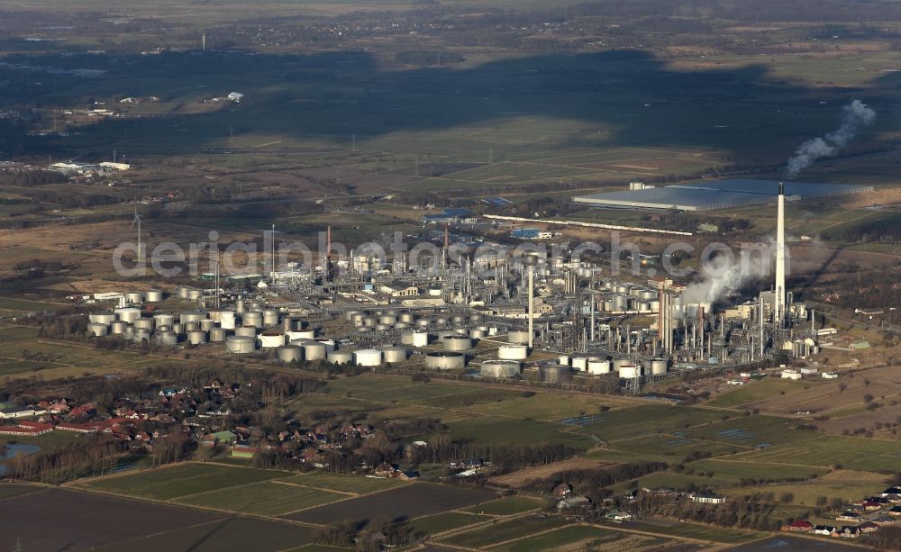 Aerial photograph Hemmingstedt - Refinery equipment and management systems on the factory premises of the mineral oil producer Heide Refinery GmbH in Hemmingstedt in Schleswig-Holstein