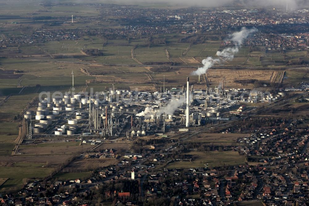 Aerial photograph Hemmingstedt - Refinery equipment and management systems on the factory premises of the mineral oil producer Heide Refinery GmbH in Hemmingstedt in Schleswig-Holstein