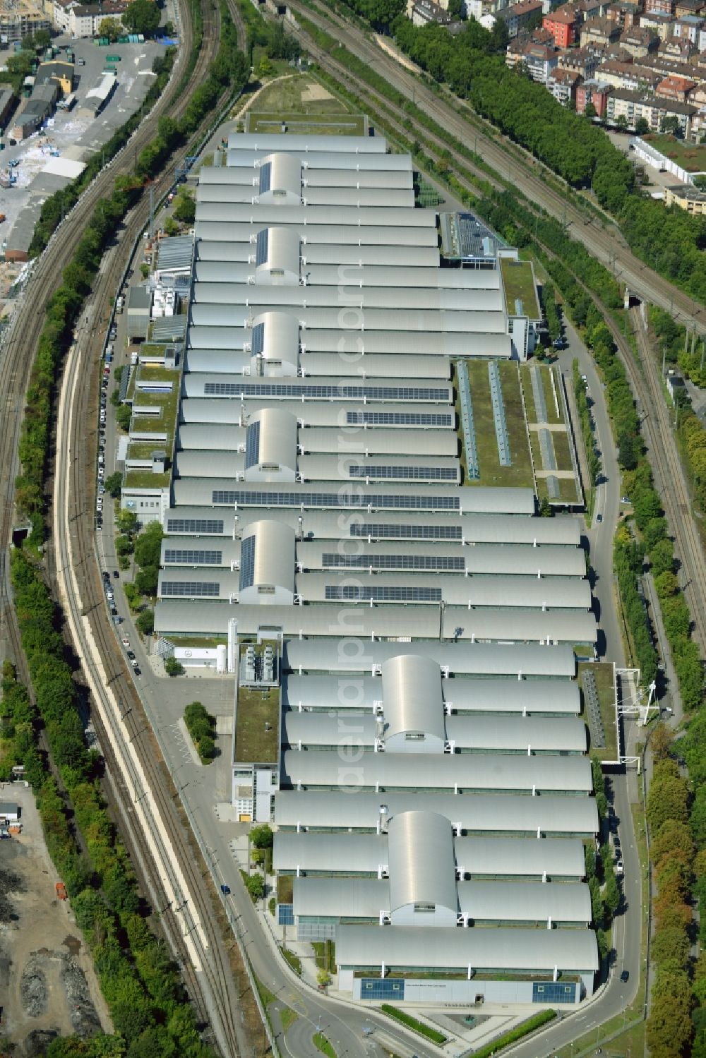 Stuttgart from the bird's eye view: Building and production halls on the premises Cannstadt of Mercedes Benz AG in Stuttgart in the state Baden-Wuerttemberg