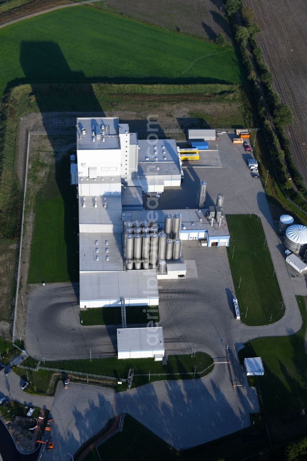 Neumünster from above - Building and production halls on the premises of MTW Milchtrockenwerk Norddeutschland GmbH on Donaubogen in Neumuenster in the state Schleswig-Holstein, Germany