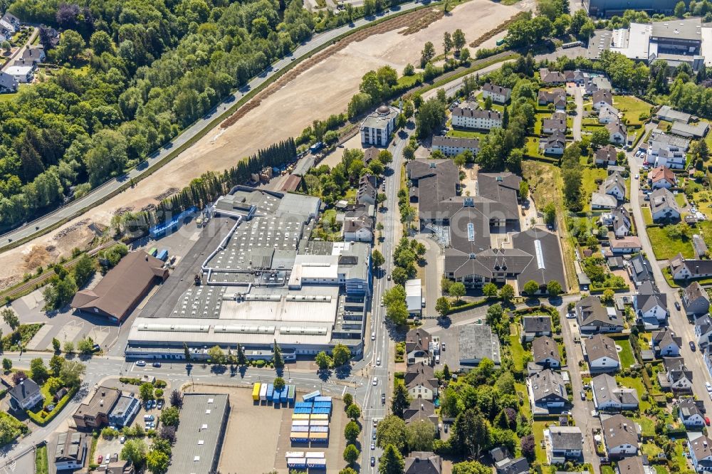 Aerial image Attendorn - Building and production halls on the premises of MUHR & SOeHNE GmbH & Co.KG overlooking the St. Laurentius-Schule Attendorn on Koelner Strasse in Attendorn in the state North Rhine-Westphalia, Germany