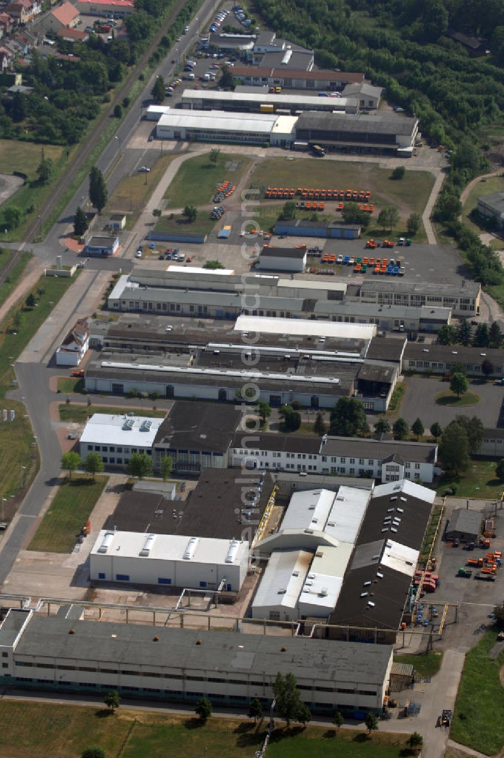 Aerial photograph Waltershausen - Blick auf das Werksgelände der Multicar Spezialfahrzeuge GmbH in Waltershausen Thüringen. Multicar ist ein mittelständisches Unternehmen, das Geräteträger, sowie Transporter erzeugt. Ursprung der Firma liegt in der Gründung der ADE - Werke im Jahr 1920. Kontakt: Multicar Spezialfahrzeuge GmbH, Industriestraße 3, 99880 Waltershausen, Tel. +49(0)3622 640 0, Fax +49(0)3622 640 243, Email: info@multicar.de