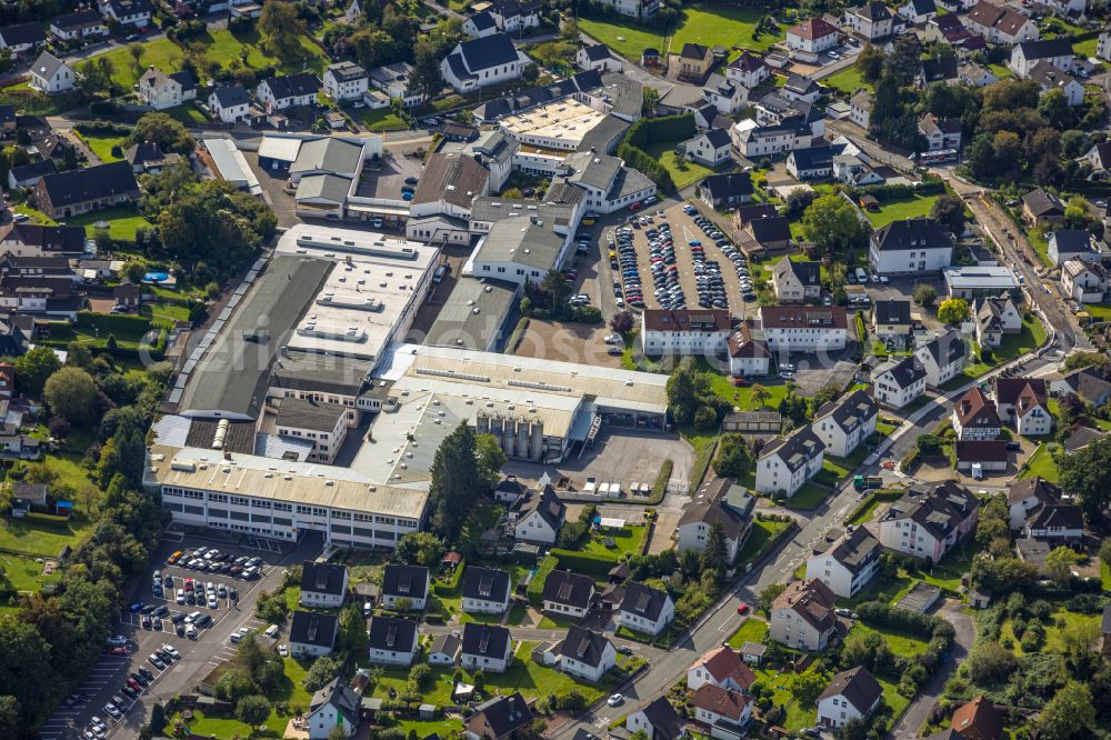 Aerial image Menden (Sauerland) - Building and production halls on the premises of OBO Bettermann Holding GmbH & Co. KG on Hueingser Ring in the district Hueingsen in Menden (Sauerland) in the state North Rhine-Westphalia, Germany