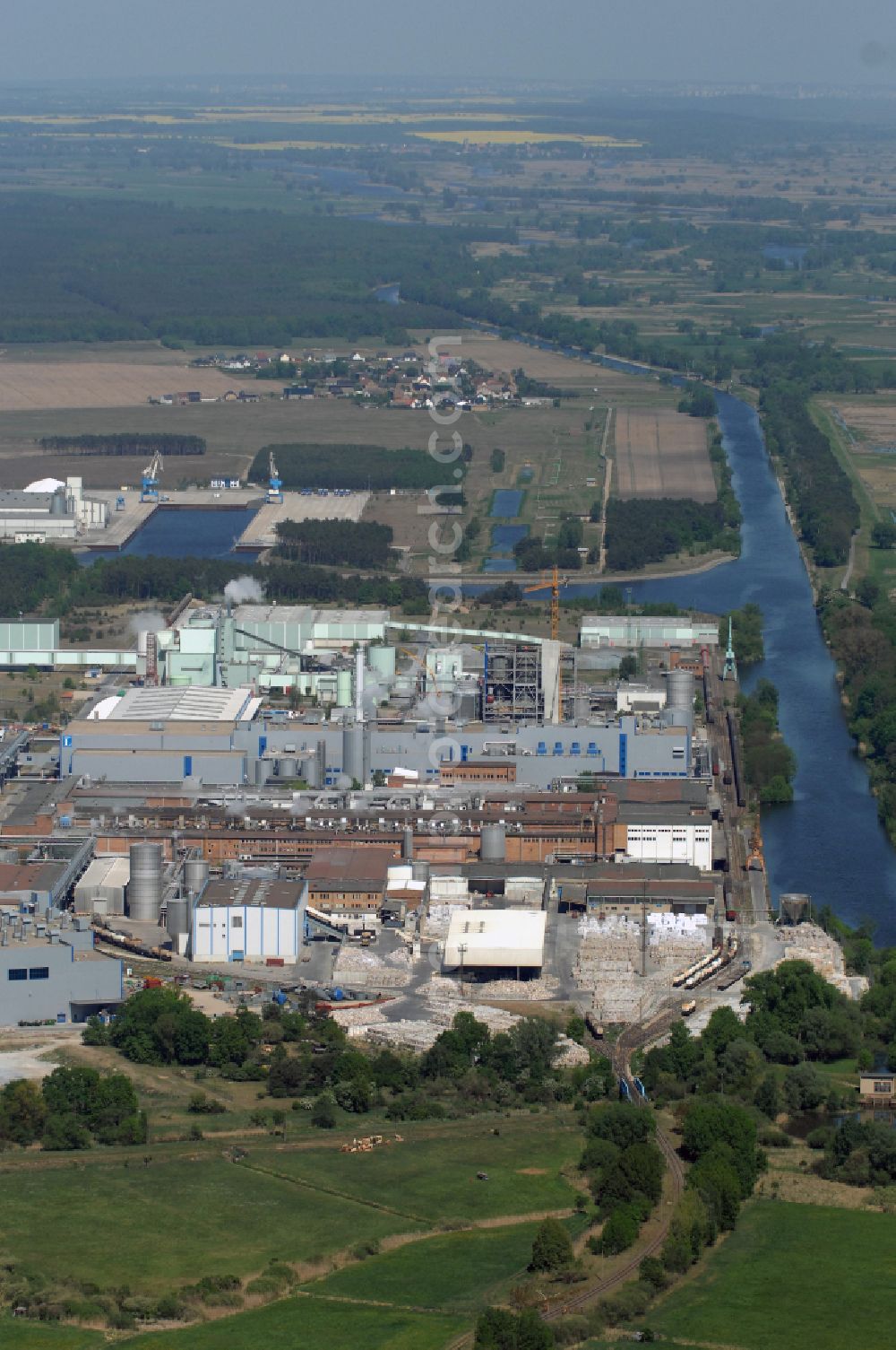 Aerial photograph Schwedt/Oder - Buildings and production halls on the paper factory premisesof LEIPA Georg Leinfelder GmbH on street Kuhheide in the district Vierraden in Schwedt/Oder in the Uckermark in the state Brandenburg, Germany