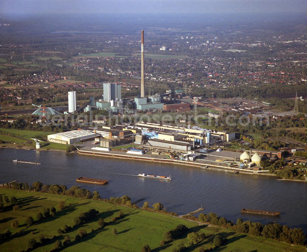 Duisburg- Walsum from the bird's eye view: Werksgelände der Papierfabrik der Norske Skog Walsum GmbH am Rheinufer. Im Hintergrund das Bergwerk Walsum. Premises of the paper mill Norske Skog Walsum GmbH on the Rhine. In the background the Walsum mine.