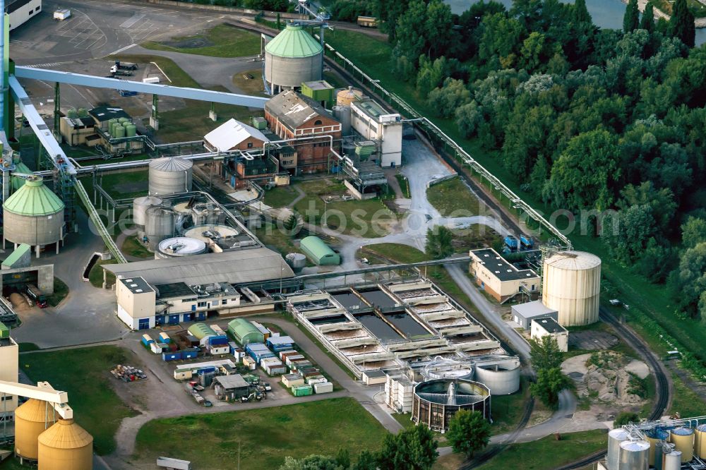 Aerial photograph Karlsruhe - Building and production halls on the premises of Papierfabrik Stora Enso on the Rhine river on street Mitscherlichstrasse in Karlsruhe in the state Baden-Wurttemberg, Germany