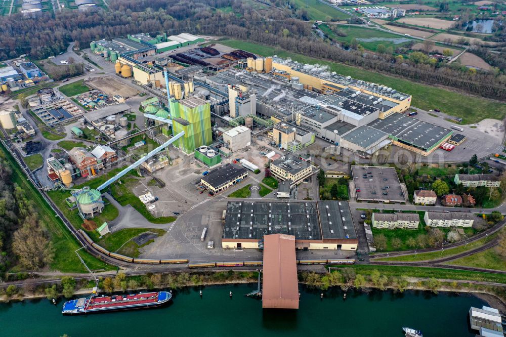 Aerial photograph Karlsruhe - Building and production halls on the premises of Papierfabrik Stora Enso on the Rhine river on street Mitscherlichstrasse in Karlsruhe in the state Baden-Wurttemberg, Germany