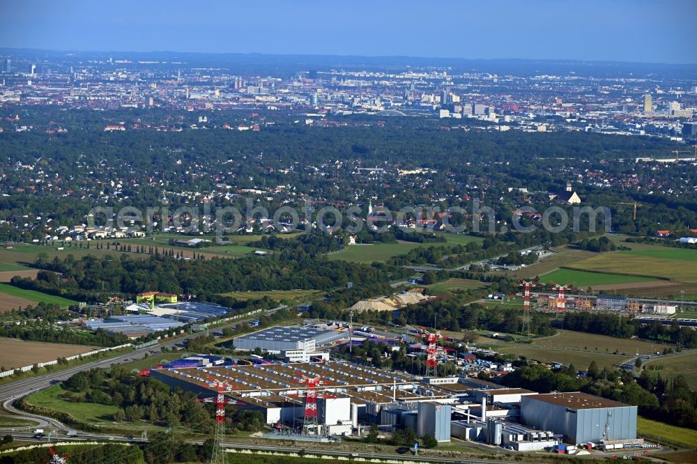 Aerial image München - Building and production halls on the premises of the brewery Paulaner Brauerei in the district Lochhausen in Munich in the state Bavaria, Germany