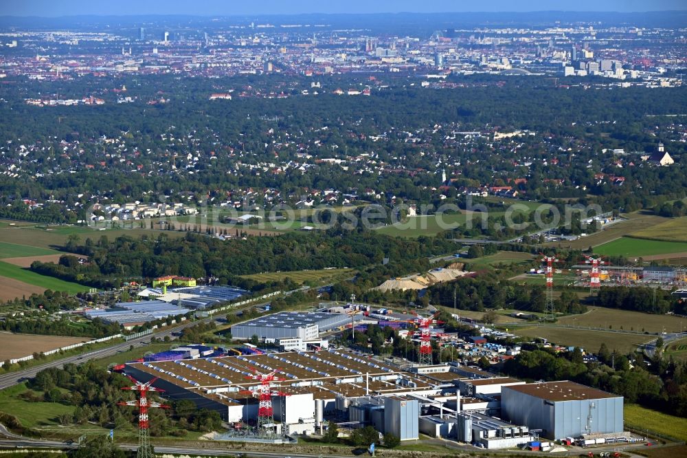 Aerial photograph München - Building and production halls on the premises of the brewery Paulaner Brauerei in the district Lochhausen in Munich in the state Bavaria, Germany