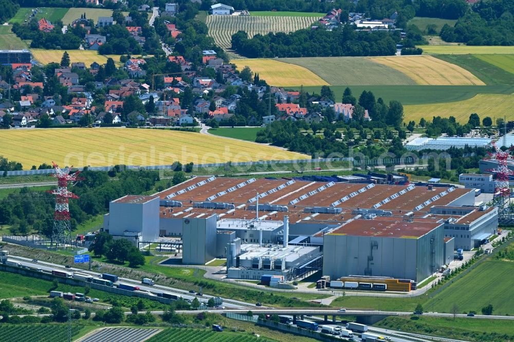 Aerial image München - Building and production halls on the premises of the brewery Paulaner Brauerei in the district Lochhausen in Munich in the state Bavaria, Germany