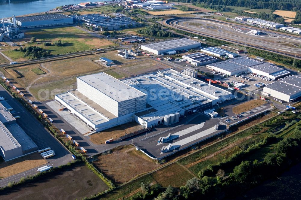 Aerial photograph Wörth am Rhein - Building and production halls on the premises of Pfaelzer Erfrischungsgetraenke GmbH in the district Industriegebiet Woerth-Oberwald in Woerth am Rhein in the state Rhineland-Palatinate, Germany