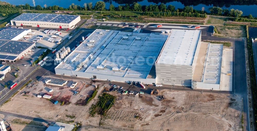 Aerial image Wörth am Rhein - Building and production halls on the premises of Pfaelzer Erfrischungsgetraenke GmbH in the district Industriegebiet Woerth-Oberwald in Woerth am Rhein in the state Rhineland-Palatinate, Germany