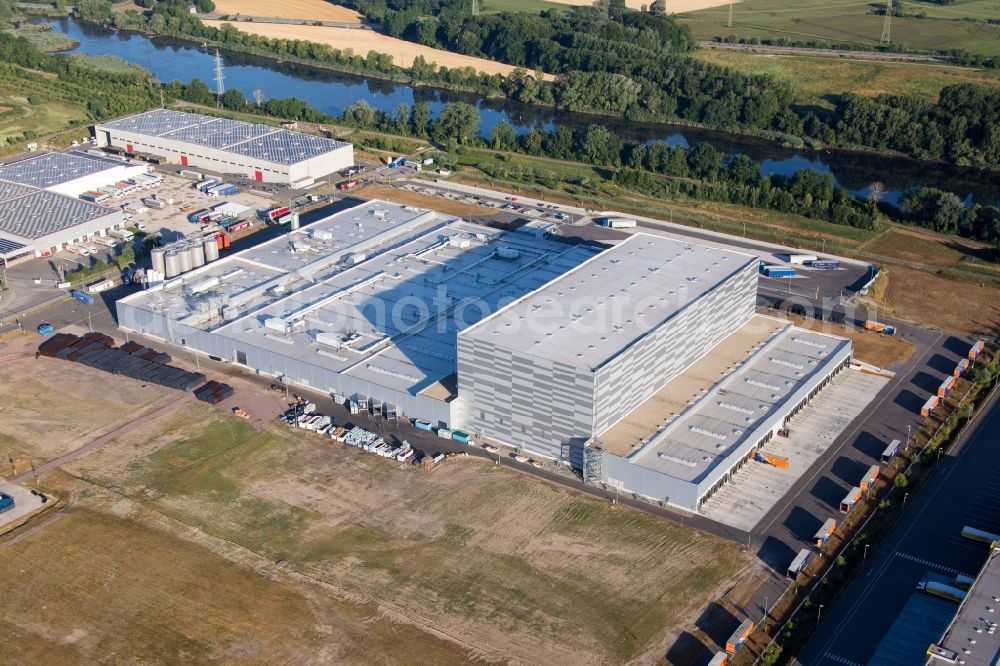 Wörth am Rhein from the bird's eye view: Building and production halls on the premises of Pfaelzer Erfrischungsgetraenke GmbH in Woerth am Rhein in the state Rhineland-Palatinate, Germany