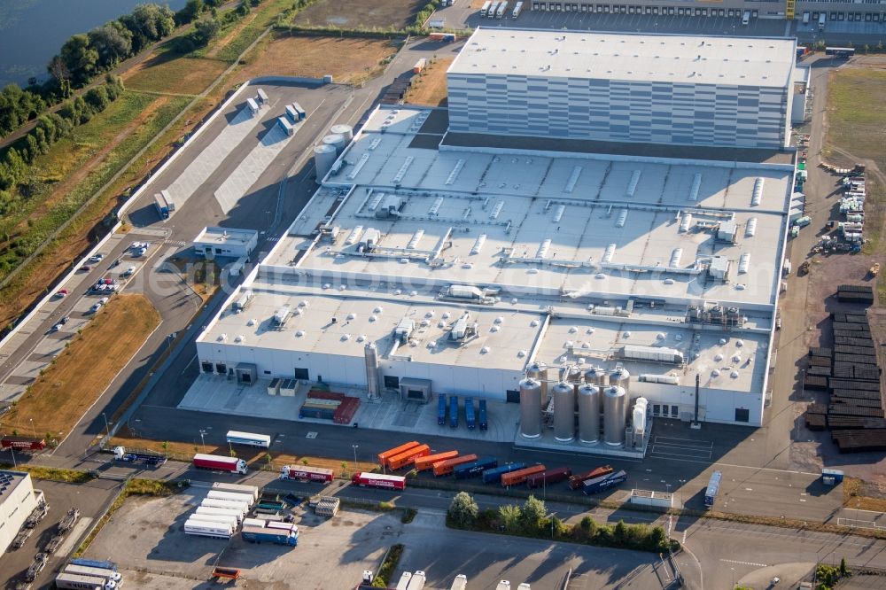 Aerial image Wörth am Rhein - Building and production halls on the premises of Pfaelzer Erfrischungsgetraenke GmbH in Woerth am Rhein in the state Rhineland-Palatinate, Germany