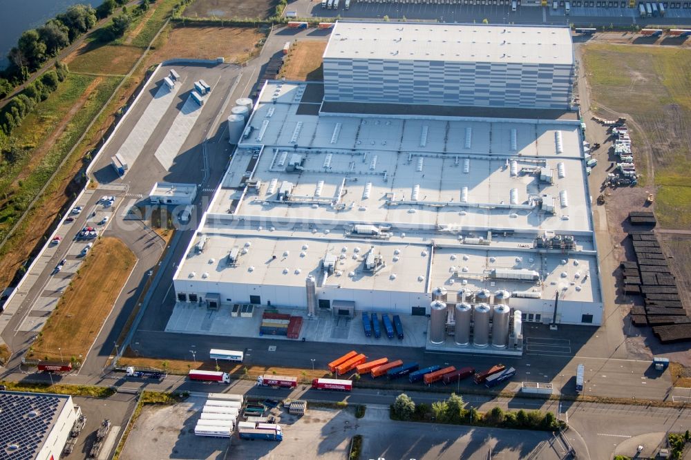 Aerial photograph Wörth am Rhein - Building and production halls on the premises of Pfaelzer Erfrischungsgetraenke GmbH in Woerth am Rhein in the state Rhineland-Palatinate, Germany