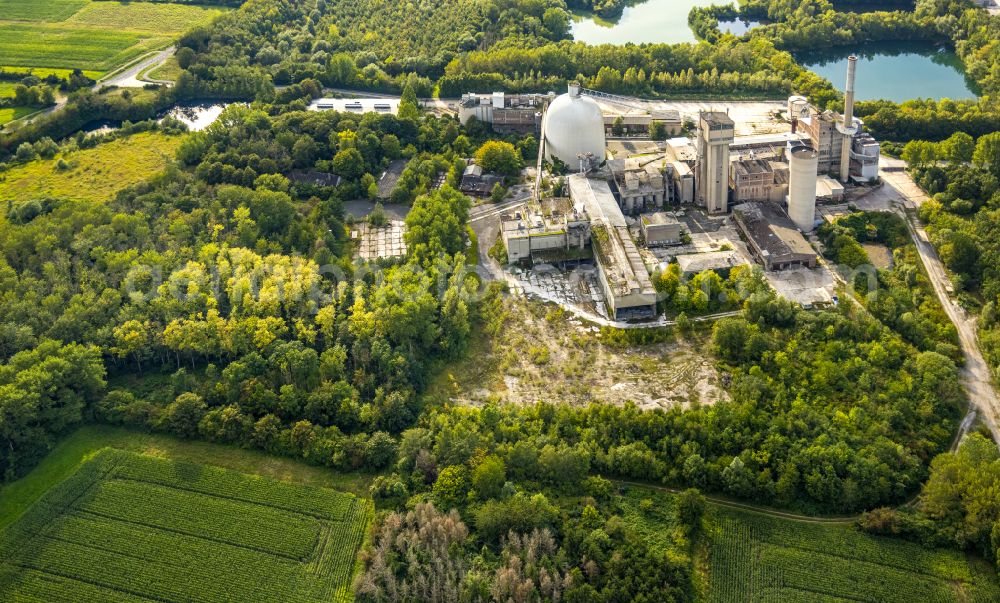 Beckum from the bird's eye view: Building and production halls on the premises of PHOENIX Zementwerke Krogbeumker Holding GmbH & Co. KG in Beckum in the state North Rhine-Westphalia, Germany