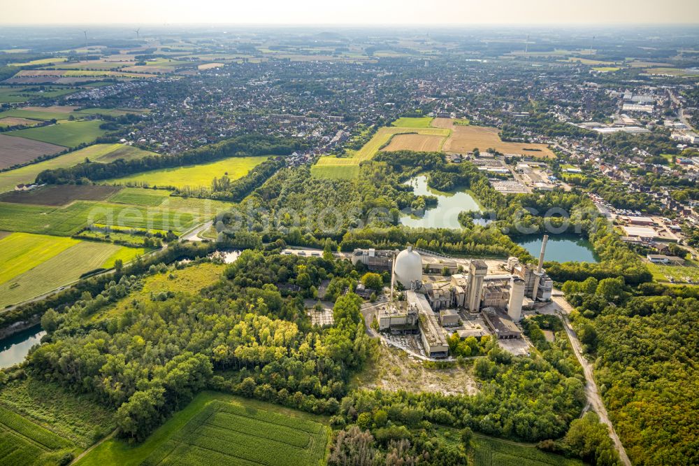 Aerial image Beckum - Building and production halls on the premises of PHOENIX Zementwerke Krogbeumker Holding GmbH & Co. KG in Beckum in the state North Rhine-Westphalia, Germany