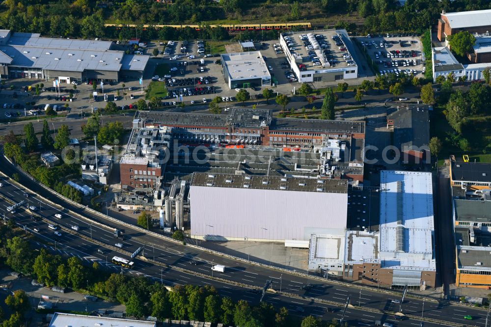 Aerial photograph Berlin - Buildings and production halls on the factory premises of Procter & Gamble Manufacturing Berlin GmbH on Oberlandstrasse in the Tempelhof district in Berlin, Germany